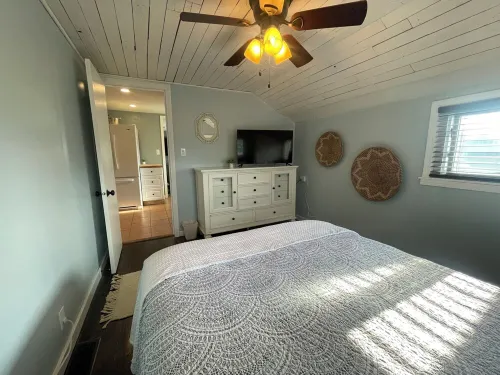 Sandy Cheeks is perfect for your next family vacation! Walk to Lake Erie Beach. Hotel a Evans