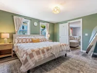 The Downtown Den - King Bed, Dog Friendly, Fire Pit, Parking, Family Friendly Hotels in Saco