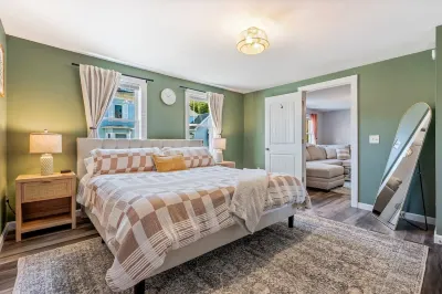 The Downtown Den - King Bed, Dog Friendly, Fire Pit, Parking, Family Friendly Hotels in der Nähe von Funtown Splashtown USA