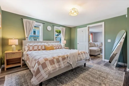 The Downtown Den - King Bed, Dog Friendly, Fire Pit, Parking, Family Friendly