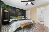 New! 3BR Condo, Private Hot Tub, Close to Strip