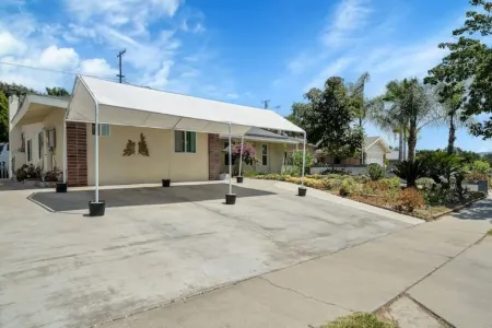 The Blue Gem - BRAND NEW ! Отели рядом с достопримечательностью «Библиотека Уэст-Ковина»