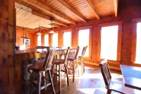 Serene (Hocking Hills) log cabin, near local attractions 그린 타운쉽 호텔