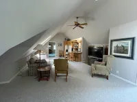 Charming 2-bedroom townhome with WiFi, AC in Harbor Springs