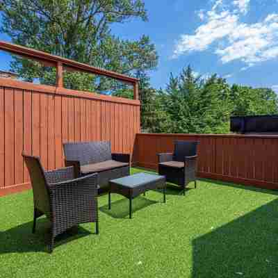 Stunning 3BRM Apartment with Rooftop Patio in the Beaches Area of Toronto Hotel Exterior