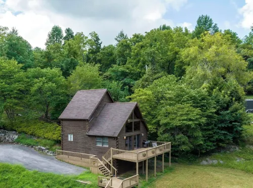 Charming 3-bedroom cabin on Boone Lake Hotel di Piney Flats