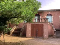 Villa de Charme Rétro Avec Jardin Ombragé Dans le Centre de La Tour de Salvagny Hoteles en La Tour-de-Salvagny