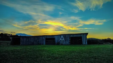 Charming 2-bedroom house with WiFi, AC in wonderful Shady Valley Отели в г. Джонсон