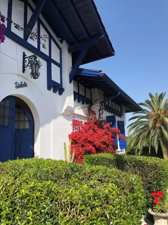 Remarkable Neo Basque house, Bayonne town center, 800m² heated swimming pool Отели рядом с достопримечательностью «Assemblée de Dieu Bayonne»