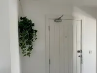 Bright ensuite Private Room in 2BR Apt – Singles, couples, families allowed