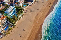 Casa La Playa, a 6 Bedroom FULLY STAFFED, MODERN BEACHFRONT VILLA,  Walk to Town