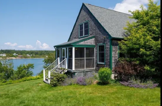 Charming 3-bedroom waterfront cottage in Tremont with spectacular sunsets.