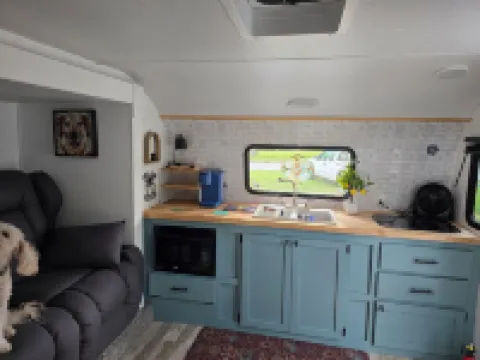 Mini Aruba Glamper in Dover with WiFi, AC and guest access to backyard oasis