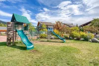 GroundFloor+Pool+King Bed+HotTub+Skiing