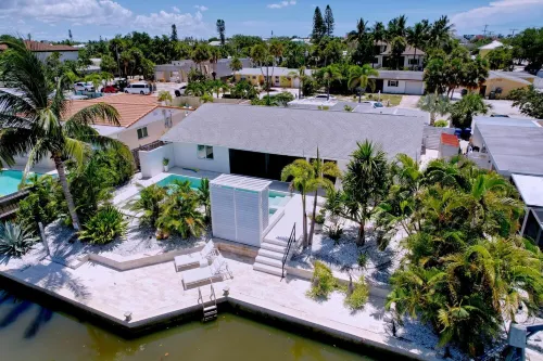 Siesta Key Oasis-Spectacular with heated pool/spa and steps to beach and Village