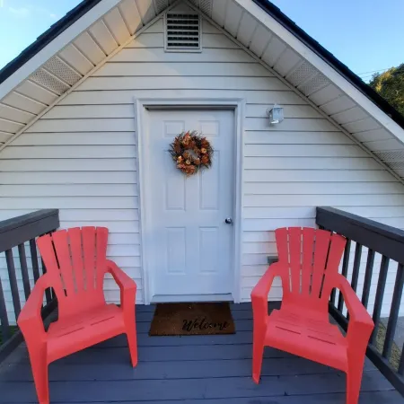 Cozy, pet-friendly, 1-bedroom apartment in Oak Ridge with AC
