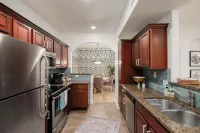 Beautiful Condo! Great location, 5 miles from UofA