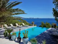 Charming elegant villa right on the sea