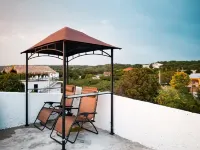 Tropical Beach Loft  w/King Bed + Sea/Mountain Views!