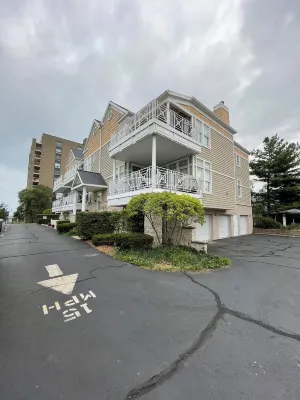 2-bedroom condo with WiFi, indoor pool, hot tub in delightful Michigan City