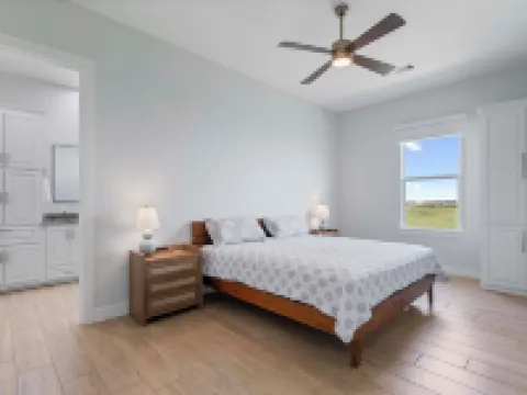 Unwind on the Bay- Fishing, Pool, Tennis, Basketball courts & Kids' Playground パラチオスのホテル