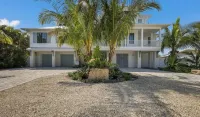 New Beach House! Hot Tub and Heated Pool!