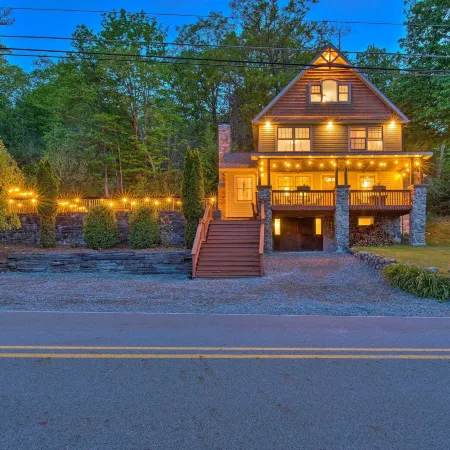 Large Yard and Games Edgewater Escape in Paupack!