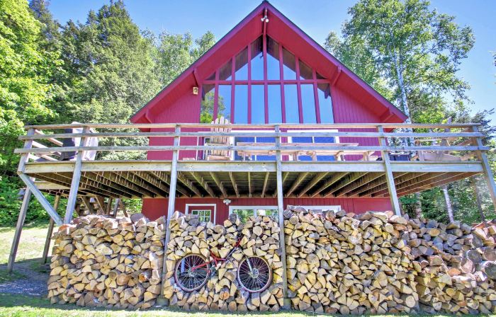 East Burke House w/ Deck < 3 Mi to Kingdom Trails!