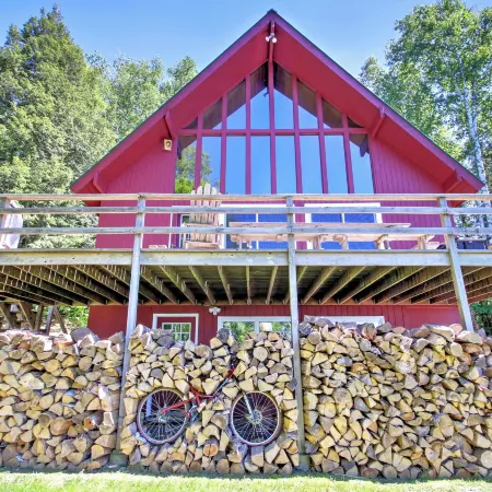 East Burke House w/ Deck < 3 Mi to Kingdom Trails!