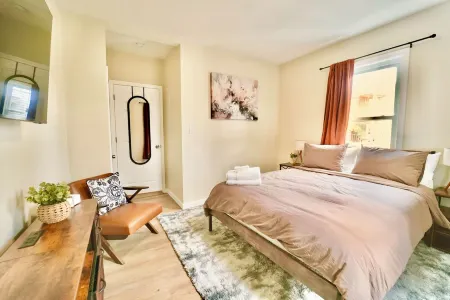Spacious 4BDR/2BA- Walk to T-Station- Minutes to Boston Отели рядом с достопримечательностью «Ассембли Роу»
