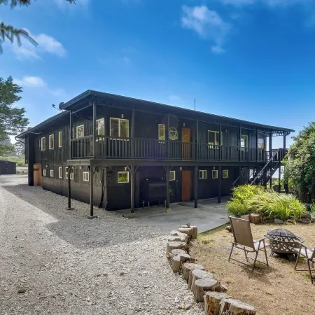 Waterfront Coos Bay Retreat w/ Kayaks!