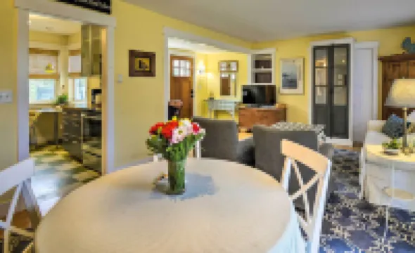 距離溫斯洛不到一英里的班布里奇島住所！