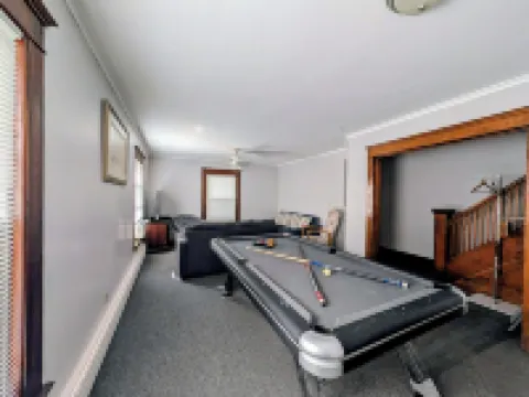 5 min to the Corning Museum of Glass! Family-sized Duplex w/ pool table & patio