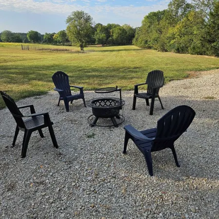 Charming Modern 1BR Country Cottage Surrounded by Nature Close to Town.