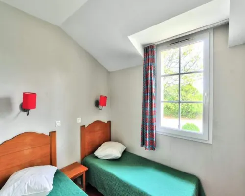 Duplex in Village with Forest View & Lake Nearby モンフランカンのホテル