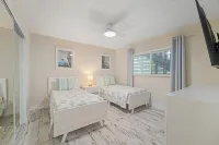 BEST LOCATION! NORTH END OF ANNA MARIA, FL STEPS TO BEACH & DINING -  LOWER UNIT