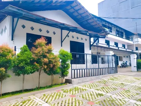 Duta Hotel Отели рядом с достопримечательностью «Ecodome Bogor Botanical Gardens»