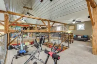 Ponds, Trails & Pub Room Fun: Hillsboro Getaway - 3-stjärniga