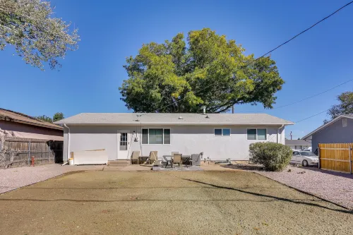 Quiet Pueblo Home w/ Pool Table, 5 Mi to Downtown! - 3-نجوم