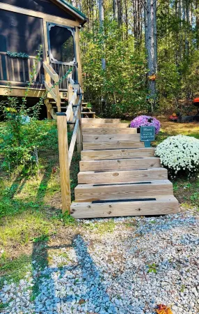 Falcons Nest cabin with AC and WiFi in enchanting Calhoun TN