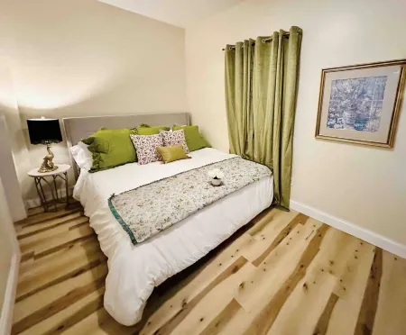 The Cardinal 810 A / King 1Bd/1BA Apt