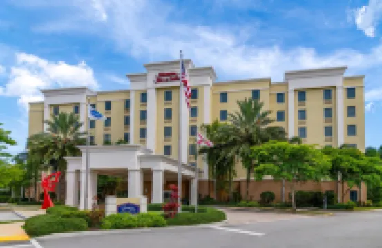 椰子溪歡朋套房酒店 鄰近Cypress Water Park的酒店