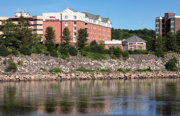 奧本利弗沃奇希爾頓花園酒店