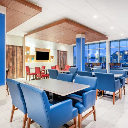 Holiday Inn Express & Suites SPRINGFIELD NORTH by IHG