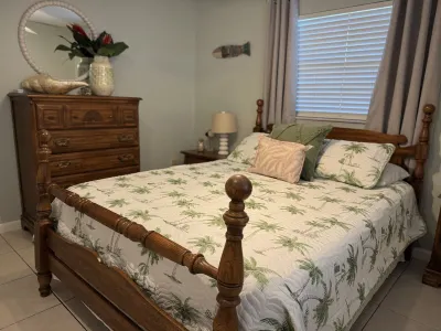 4 BEDROOM HOUSE JUST A WALK TO THE BEACH! 이레네 H. 카노바 공원 주변 호텔