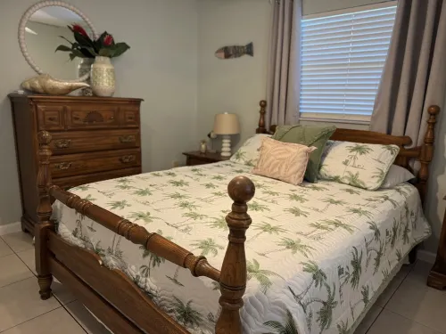 4 BEDROOM HOUSE JUST A WALK TO THE BEACH!