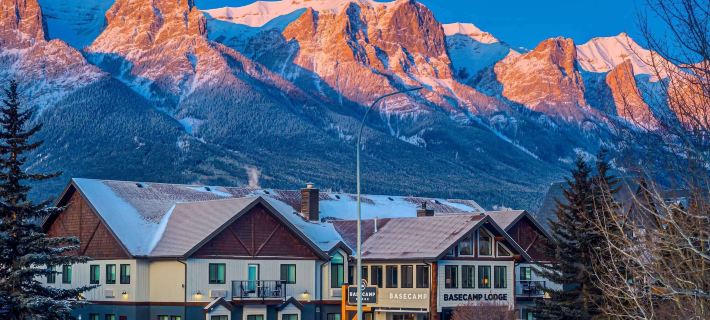 Basecamp Lodge Canmore Отели в г. Канмор