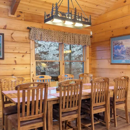 Teals Treasure Secluded Lakeside Cabin for 8!