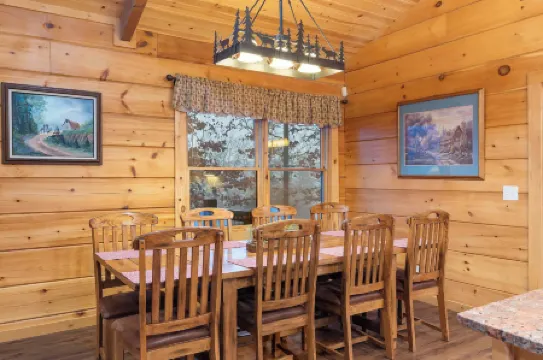 Teals Treasure Secluded Lakeside Cabin for 8!