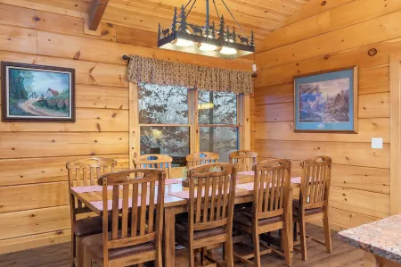 Teals Treasure Secluded Lakeside Cabin for 8!